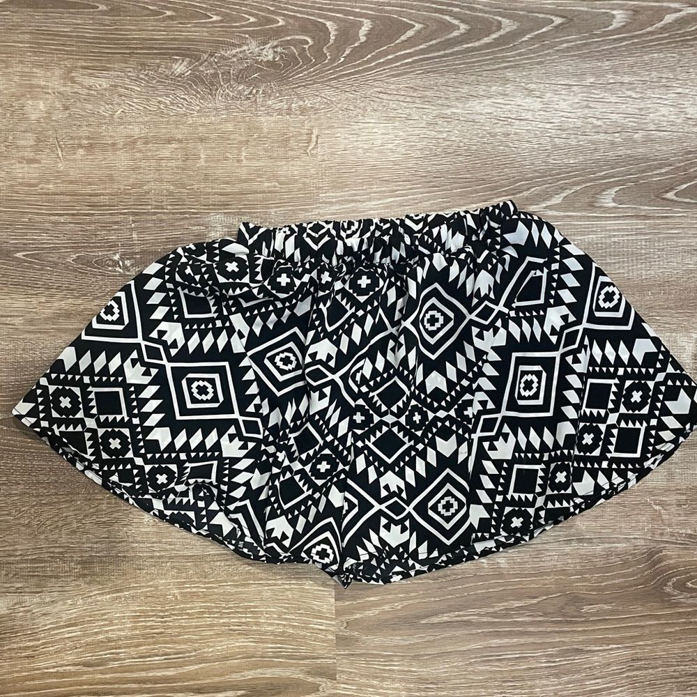 Black and white patterned shorts skort